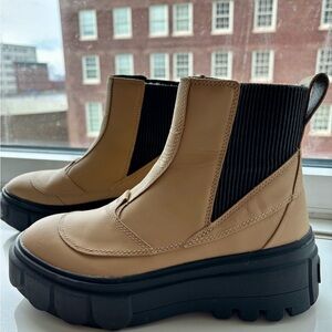 Sorel Tan Chelsea Lug Boots with Black Elastic - Women